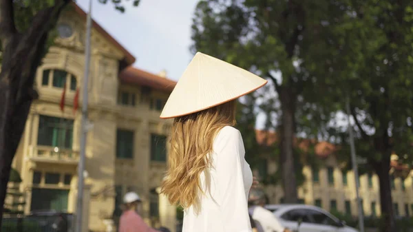 Portrait Asian Vietnamese Woman Vietnam Dress Straw Hat Tree Corridor — Stock Photo, Image