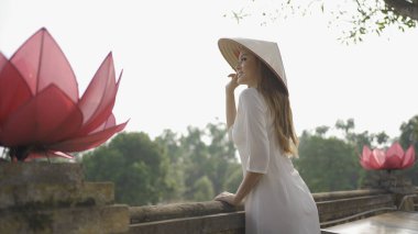 Vietnam 'ın başkenti Hanoi' deki Imperial Citadel of Thang Long 'da Vietnamlı kadın portresi. İnsan yaşam tarzı.