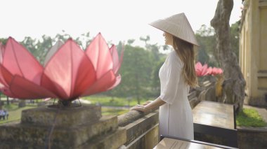 Vietnam 'ın başkenti Hanoi' deki Imperial Citadel of Thang Long 'da Vietnamlı kadın portresi. İnsan yaşam tarzı.