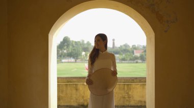Vietnam 'ın başkenti Hanoi' deki Imperial Citadel of Thang Long 'da Vietnamlı kadın portresi. İnsan yaşam tarzı.