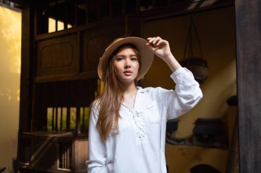 Antika evde Asyalı kadın portresi. İnsan yaşam tarzı.