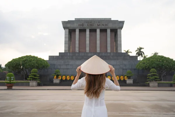 アジアのベトナム人女性の肖像画 ベトナムのドレスとわら帽子の旅行ホーチミンモーソルム ベトナムのハノイの都市都市のランドマーク 人々のライフスタイル — ストック写真