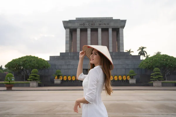 アジアのベトナム人女性の肖像画 ベトナムのドレスとわら帽子の旅行ホーチミンモーソルム ベトナムのハノイの都市都市のランドマーク 人々のライフスタイル — ストック写真