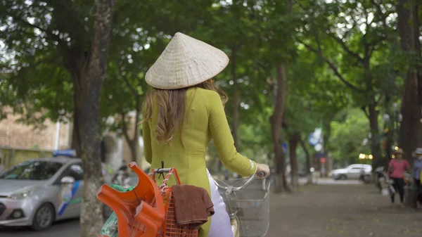 Portrait Asian Peddler Bike Vietnamese Woman Girl Traveling Hanoi Urban — Stock Photo, Image