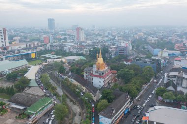 Yerleşim yerlerinin çatılarının havadan görünüşü. Yukarıdan kentsel konut geliştirme. Üst Manzara. Phuket 'te gayrimenkul, Tayland' ın güneyinde. Gayrimenkul.