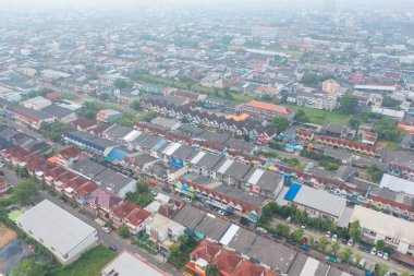 Yerleşim yerlerinin çatılarının havadan görünüşü. Yukarıdan kentsel konut geliştirme. Üst Manzara. Phuket 'te gayrimenkul, Tayland' ın güneyinde. Gayrimenkul.
