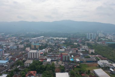 Yerleşim yerlerinin çatılarının havadan görünüşü. Yukarıdan kentsel konut geliştirme. Üst Manzara. Phuket 'te gayrimenkul, Tayland' ın güneyinde. Gayrimenkul.