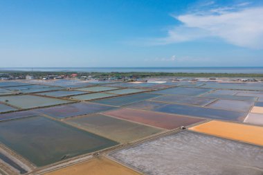 Doğal deniz tuzlu göletlerinin havadan görünüşü, göl ya da deniz. Tayland 'da geleneksel sanayide çiftlik arazisi. Asya kültürü. Tarım sulama. Nehir yansıması.