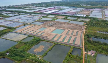 Doğal deniz tuzlu göletlerinin havadan görünüşü, göl ya da deniz. Tayland 'da geleneksel sanayide çiftlik arazisi. Asya kültürü. Tarım sulama. Nehir yansıması.