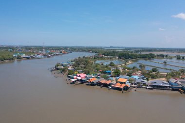 Balıkçı kentsel köy, göl ya da nehir gibi balıkçı kasabası evleriyle dolu havadan balıkçı tuzağı görüntüsü. Pak Pha, Songkhla, Tayland 'da doğa balıkçılığı ve balıkçılık aletleri. Hayvancılık çiftçiliği.