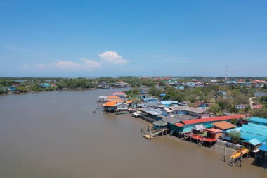 Balıkçı kentsel köy, göl ya da nehir gibi balıkçı kasabası evleriyle dolu havadan balıkçı tuzağı görüntüsü. Pak Pha, Songkhla, Tayland 'da doğa balıkçılığı ve balıkçılık aletleri. Hayvancılık çiftçiliği.