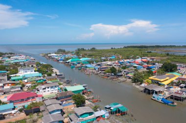 Balıkçı kentsel köy, göl ya da nehir gibi balıkçı kasabası evleriyle dolu havadan balıkçı tuzağı görüntüsü. Pak Pha, Songkhla, Tayland 'da doğa balıkçılığı ve balıkçılık aletleri. Hayvancılık çiftçiliği.