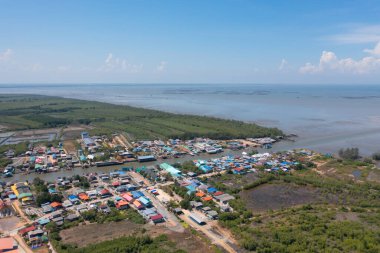 Balıkçı kentsel köy, göl ya da nehir gibi balıkçı kasabası evleriyle dolu havadan balıkçı tuzağı görüntüsü. Pak Pha, Songkhla, Tayland 'da doğa balıkçılığı ve balıkçılık aletleri. Hayvancılık çiftçiliği.