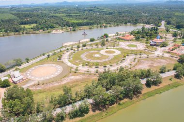 Balıkçı kentsel köy, göl ya da nehir gibi balıkçı kasabası evleriyle dolu havadan balıkçı tuzağı görüntüsü. Pak Pha, Songkhla, Tayland 'da doğa balıkçılığı ve balıkçılık aletleri. Hayvancılık çiftçiliği.
