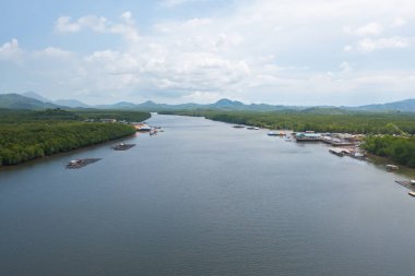 Balıkçı kentsel köy, göl ya da nehir gibi balıkçı kasabası evleriyle dolu havadan balıkçı tuzağı görüntüsü. Pak Pha, Songkhla, Tayland 'da doğa balıkçılığı ve balıkçılık aletleri. Hayvancılık çiftçiliği.