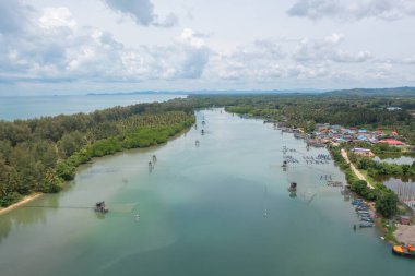 Balıkçı kentsel köy, göl ya da nehir gibi balıkçı kasabası evleriyle dolu havadan balıkçı tuzağı görüntüsü. Pak Pha, Songkhla, Tayland 'da doğa balıkçılığı ve balıkçılık aletleri. Hayvancılık çiftçiliği.