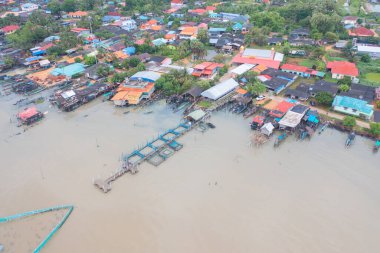 Balıkçı kentsel köy, göl ya da nehir gibi balıkçı kasabası evleriyle dolu havadan balıkçı tuzağı görüntüsü. Pak Pha, Songkhla, Tayland 'da doğa balıkçılığı ve balıkçılık aletleri. Hayvancılık çiftçiliği.