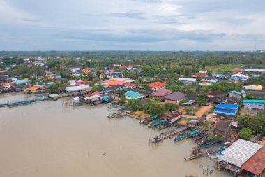 Balıkçı kentsel köy, göl ya da nehir gibi balıkçı kasabası evleriyle dolu havadan balıkçı tuzağı görüntüsü. Pak Pha, Songkhla, Tayland 'da doğa balıkçılığı ve balıkçılık aletleri. Hayvancılık çiftçiliği.