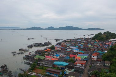 Balıkçı kentsel köy, göl ya da nehir gibi balıkçı kasabası evleriyle dolu havadan balıkçı tuzağı görüntüsü. Pak Pha, Songkhla, Tayland 'da doğa balıkçılığı ve balıkçılık aletleri. Hayvancılık çiftçiliği.