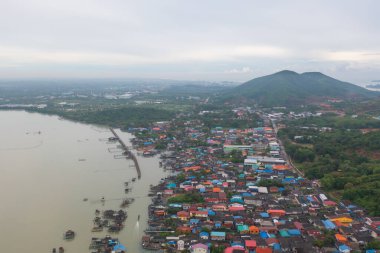 Balıkçı kentsel köy, göl ya da nehir gibi balıkçı kasabası evleriyle dolu havadan balıkçı tuzağı görüntüsü. Pak Pha, Songkhla, Tayland 'da doğa balıkçılığı ve balıkçılık aletleri. Hayvancılık çiftçiliği.