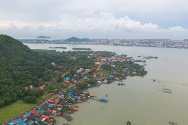 Balıkçı kentsel köy, göl ya da nehir gibi balıkçı kasabası evleriyle dolu havadan balıkçı tuzağı görüntüsü. Pak Pha, Songkhla, Tayland 'da doğa balıkçılığı ve balıkçılık aletleri. Hayvancılık çiftçiliği.