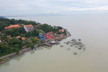 Balıkçı kentsel köy, göl ya da nehir gibi balıkçı kasabası evleriyle dolu havadan balıkçı tuzağı görüntüsü. Pak Pha, Songkhla, Tayland 'da doğa balıkçılığı ve balıkçılık aletleri. Hayvancılık çiftçiliği.