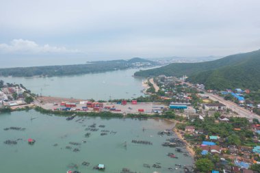 Balıkçı kentsel köy, göl ya da nehir gibi balıkçı kasabası evleriyle dolu havadan balıkçı tuzağı görüntüsü. Pak Pha, Songkhla, Tayland 'da doğa balıkçılığı ve balıkçılık aletleri. Hayvancılık çiftçiliği.