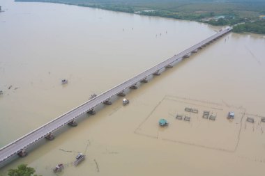 Balıkçı kentsel köy, göl ya da nehir gibi balıkçı kasabası evleriyle dolu havadan balıkçı tuzağı görüntüsü. Pak Pha, Songkhla, Tayland 'da doğa balıkçılığı ve balıkçılık aletleri. Hayvancılık çiftçiliği.