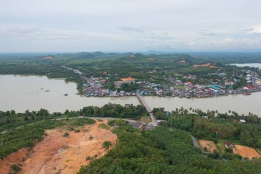 Balıkçı kentsel köy, göl ya da nehir gibi balıkçı kasabası evleriyle dolu havadan balıkçı tuzağı görüntüsü. Pak Pha, Songkhla, Tayland 'da doğa balıkçılığı ve balıkçılık aletleri. Hayvancılık çiftçiliği.