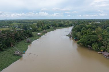 Balıkçı kentsel köy, göl ya da nehir gibi balıkçı kasabası evleriyle dolu havadan balıkçı tuzağı görüntüsü. Pak Pha, Songkhla, Tayland 'da doğa balıkçılığı ve balıkçılık aletleri. Hayvancılık çiftçiliği.