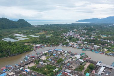 Balıkçı kentsel köy, göl ya da nehir gibi balıkçı kasabası evleriyle dolu havadan balıkçı tuzağı görüntüsü. Pak Pha, Songkhla, Tayland 'da doğa balıkçılığı ve balıkçılık aletleri. Hayvancılık çiftçiliği.