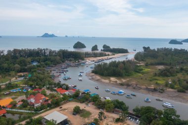 Yaz mevsiminde sahil kıyısı, nehir, göl veya turist teknelerinin hava manzarası. Doğa manzarası arka planı, Tayland.