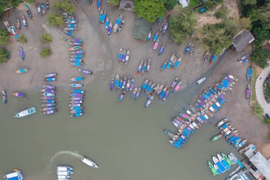 Yaz mevsiminde sahil kıyısı, nehir, göl veya turist teknelerinin hava manzarası. Doğa manzarası arka planı, Tayland.