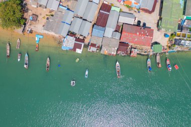 Yaz mevsiminde sahil kıyısı, nehir, göl veya turist teknelerinin hava manzarası. Doğa manzarası arka planı, Tayland.