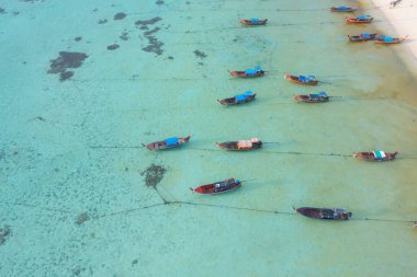 Yaz mevsiminde sahil kıyısı, nehir, göl veya turist teknelerinin hava manzarası. Doğa manzarası arka planı, Tayland.