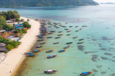 Yaz mevsiminde sahil kıyısı, nehir, göl veya turist teknelerinin hava manzarası. Doğa manzarası arka planı, Tayland.