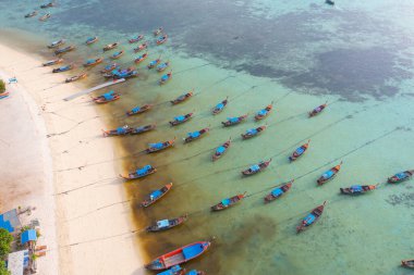 Yaz mevsiminde sahil kıyısı, nehir, göl veya turist teknelerinin hava manzarası. Doğa manzarası arka planı, Tayland.
