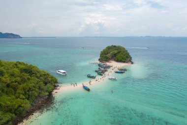 Açık mavi adalı tekneler, turkuaz deniz suyu, yaz mevsiminde Phuket adasındaki Andaman denizi, Tayland. Okyanus materyali desenli duvar kağıdı arka planında su.