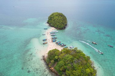 Açık mavi adalı tekneler, turkuaz deniz suyu, yaz mevsiminde Phuket adasındaki Andaman denizi, Tayland. Okyanus materyali desenli duvar kağıdı arka planında su.