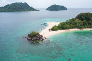 Açık mavi adalı tekneler, turkuaz deniz suyu, yaz mevsiminde Phuket adasındaki Andaman denizi, Tayland. Okyanus materyali desenli duvar kağıdı arka planında su.