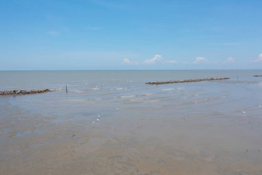 Açık mavi turkuaz deniz suyu, Tayland 'da yaz mevsiminde Phuket Adası' ndaki Andaman denizi. Okyanus desenli duvar kağıdı arka planında su.