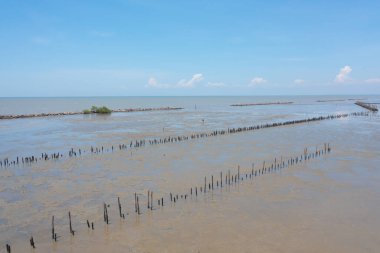 Açık mavi turkuaz deniz suyu, Tayland 'da yaz mevsiminde Phuket Adası' ndaki Andaman denizi. Okyanus desenli duvar kağıdı arka planında su.
