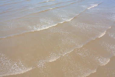 Açık mavi turkuaz deniz suyu, Tayland 'da yaz mevsiminde Phuket Adası' ndaki Andaman denizi. Okyanus desenli duvar kağıdı arka planında su.