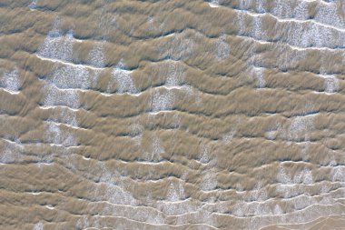 Açık mavi turkuaz deniz suyu, Tayland 'da yaz mevsiminde Phuket Adası' ndaki Andaman denizi. Okyanus desenli duvar kağıdı arka planında su.