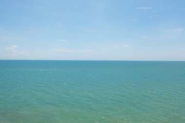 Açık mavi turkuaz deniz suyu, Tayland 'da yaz mevsiminde Phuket Adası' ndaki Andaman denizi. Okyanus desenli duvar kağıdı arka planında su.