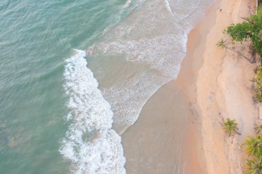 Açık mavi turkuaz deniz suyu, Tayland 'da yaz mevsiminde Phuket Adası' ndaki Andaman denizi. Okyanus desenli duvar kağıdı arka planında su.