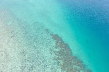 Açık mavi turkuaz deniz suyu, Tayland 'da yaz mevsiminde Phuket Adası' ndaki Andaman denizi. Okyanus desenli duvar kağıdı arka planında su.