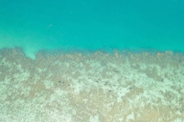 Açık mavi turkuaz deniz suyu, Tayland 'da yaz mevsiminde Phuket Adası' ndaki Andaman denizi. Okyanus desenli duvar kağıdı arka planında su.