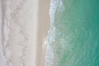 Açık mavi turkuaz deniz suyu, Tayland 'da yaz mevsiminde Phuket Adası' ndaki Andaman denizi. Okyanus desenli duvar kağıdı arka planında su.