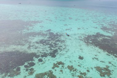 Açık mavi turkuaz deniz suyu, Tayland 'da yaz mevsiminde Phuket Adası' ndaki Andaman denizi. Okyanus desenli duvar kağıdı arka planında su.